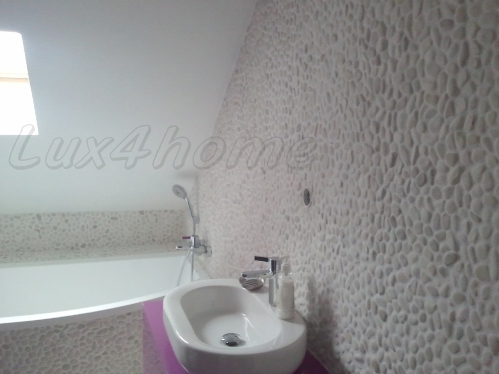 Białe otoczaki łazienka - ściana z białych otoczaków i obudowa wanny